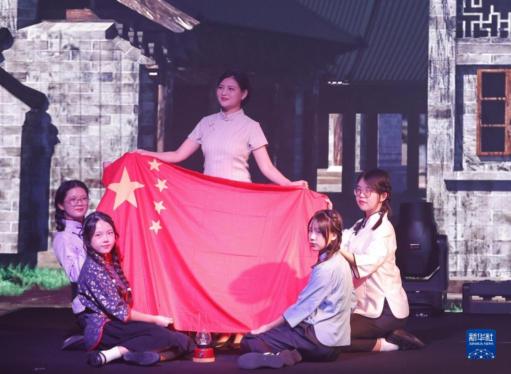 9月25日，演员演出以澳门升起第一面五星红旗的真实故事为蓝本改编的短剧《五星红旗》。新华社发