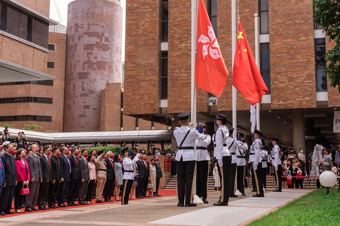 香港理工大学庆祝中华人民共和国成立73周年升旗仪式现场。香港理工大学供图