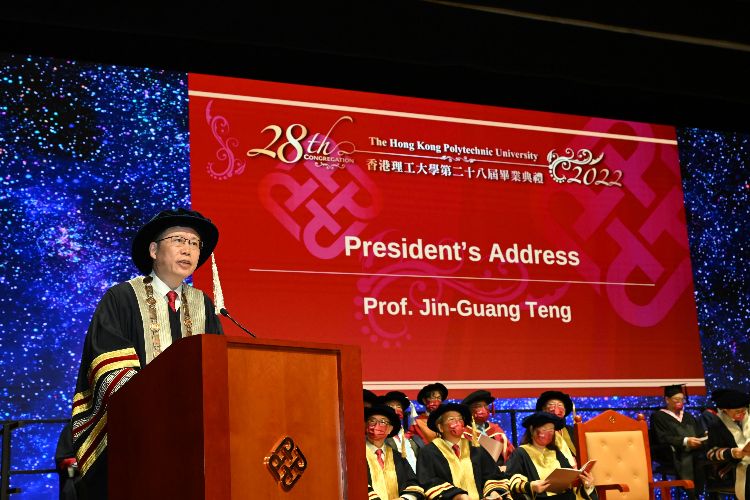 香港理工大学校长滕锦光在毕业典礼上致辞。香港理工大学供图