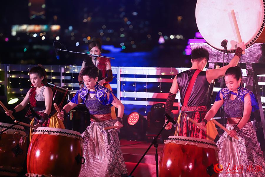 鼓声阵阵，香港本地鼓乐团“激鼓”团队营造浓浓的喜庆气氛。人民网 吴宇扬扬摄