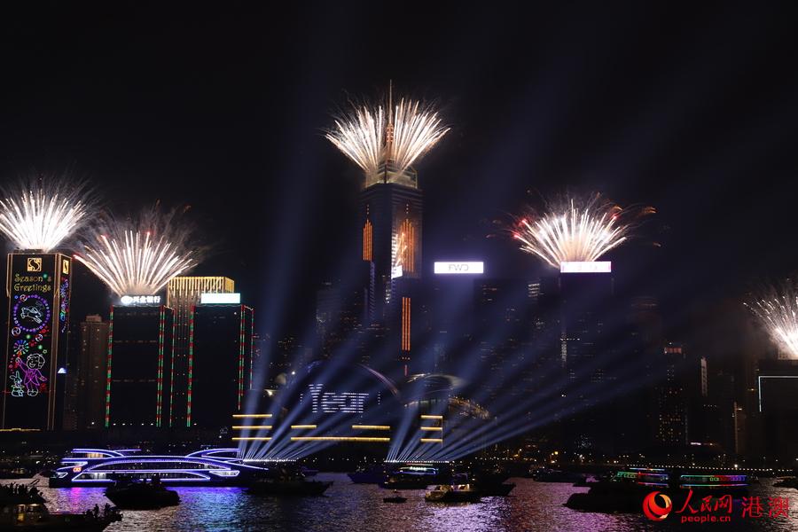 迎接新年，璀璨烟火闪耀维港上空。人民网 严小晶摄
