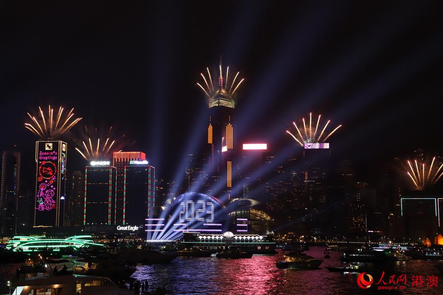 迎接新年，璀璨烟火闪耀维港上空。人民网 严小晶摄