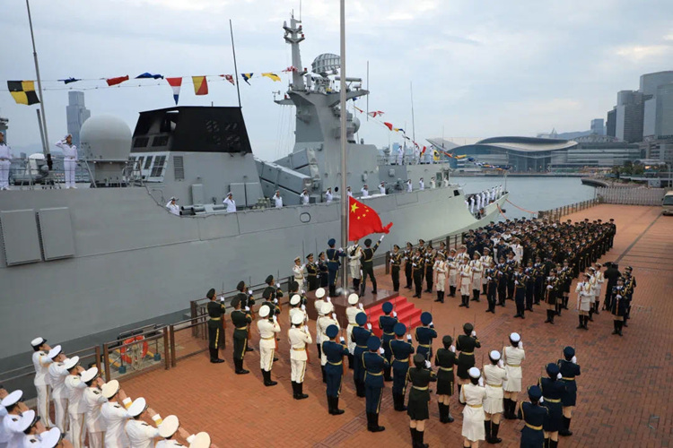 解放军驻香港部队升国旗仪式在中区军用码头举行。驻香港部队供图