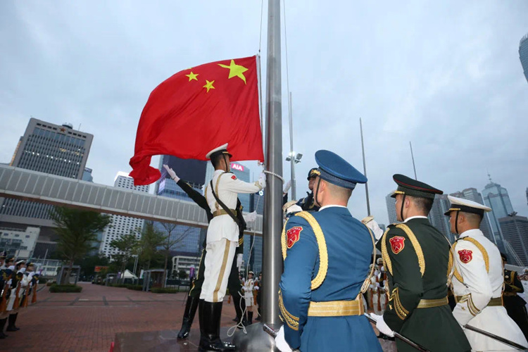 解放军驻香港部队1日早上举行新年升国旗仪式。驻香港部队供图