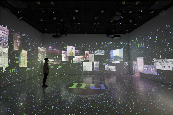 “数码艺术实验室”以虚拟实境多媒体技术的方式，展示300幅顶级艺术家的水墨画作，利用数码科技展现传统水墨画的优美。香港都会大学供图