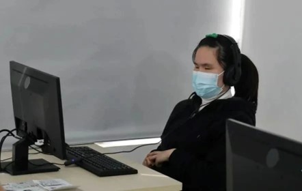 户圆菲参加全国盲人医疗按摩人员从业资格考试。澳门中联办北京联络部供图