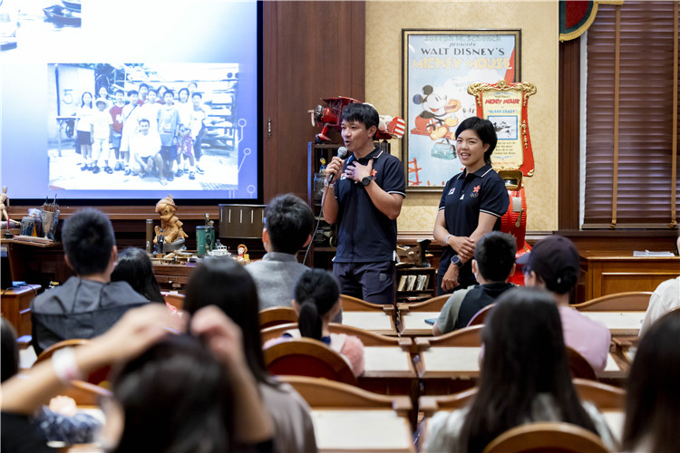 黄金宝（左）和陈��文分享自身经历和难忘的比赛故事。香港迪士尼乐园度假区供图