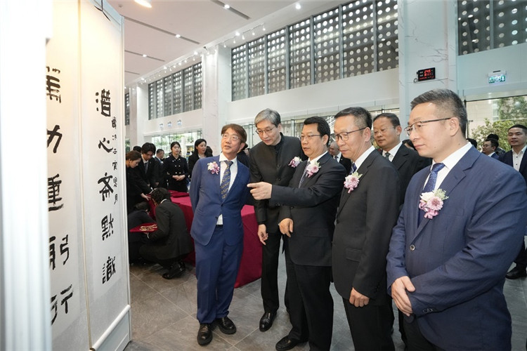 天津市委常委、统战部部长冀国强（左三）与嘉宾一同参观展览。主办方供图