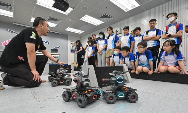 少年警讯会员在训练营中学习如何操作机器人。（香港警务处供图）