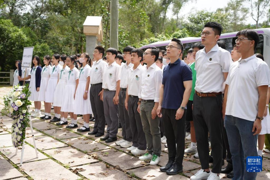 9月17日，香港师生在乌蛟腾抗日英烈纪念碑前举行悼念仪式。新华社发