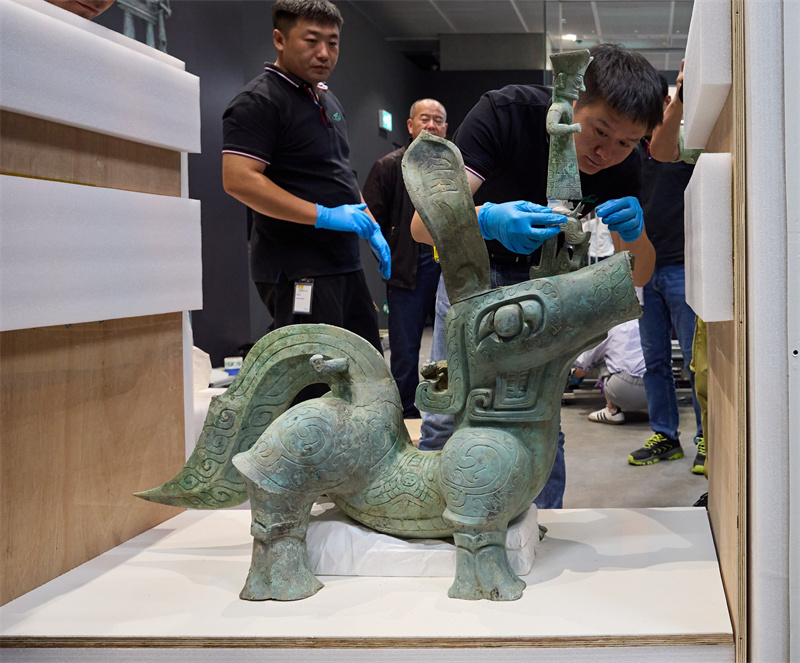两地布展团队开箱点交并检查文物“青铜大神兽”。香港故宫文化博物馆供图