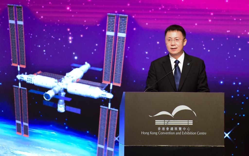 11月28日，中国载人航天工程办公室副主任林西强在新闻发布会上致辞。新华社记者吕小炜摄