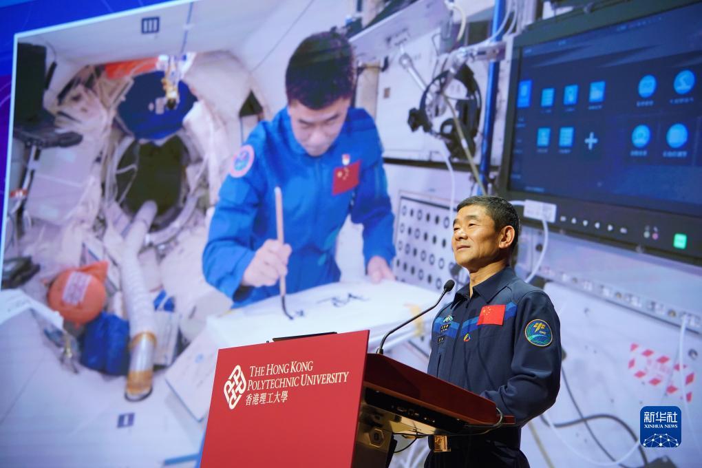11月30日，神舟十二号乘组航天员刘伯明在香港理工大学分享。新华社记者 吕小炜 摄