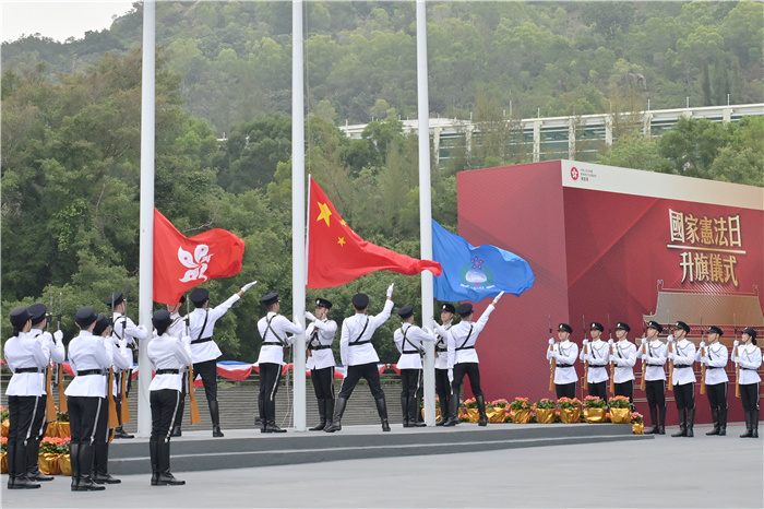 香港特区政府保安局带领辖下6支纪律部队举行国家宪法日升旗仪式。香港特区政府新闻处供图