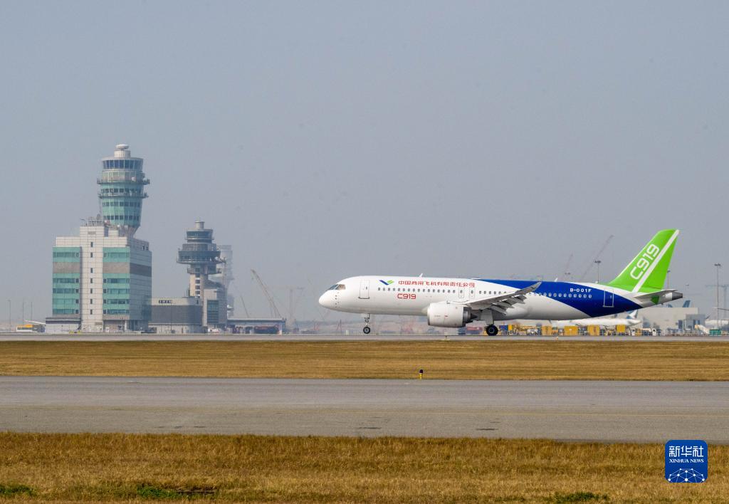  12月12日下午，C919飞机降落香港国际机场。新华社发
