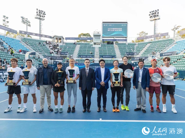 霍封刚（右七）邪在中国网球巡回赛喷鼻港因然赛上。蒙访者求图。