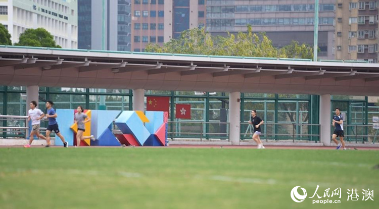 运动员在香港体育学院训练。人民网 苏缨翔摄