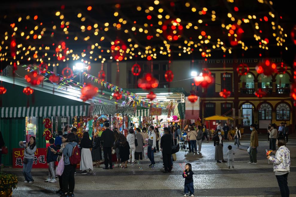 2月4日，市民在塔石广场年宵市场选购贺年礼品。新华社记者 张金加 摄