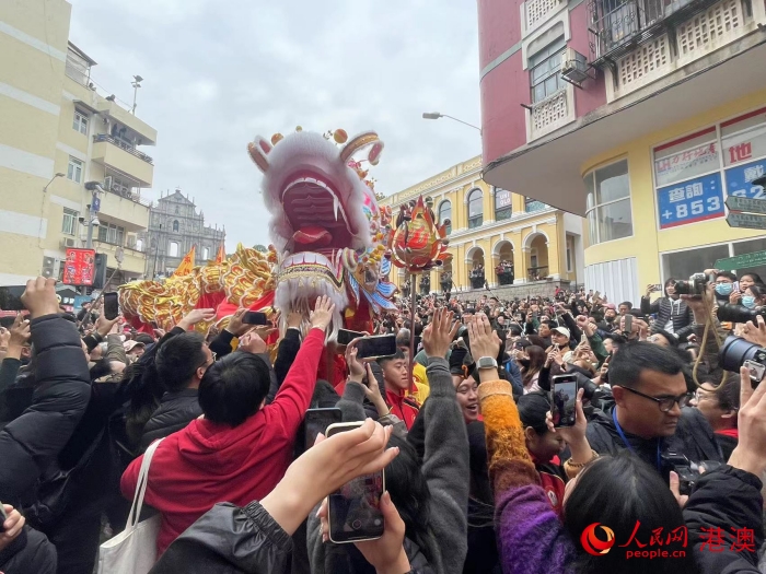 游客、市民纷纷举起手机拍摄238米的巨型金龙。人民网记者 富子梅摄