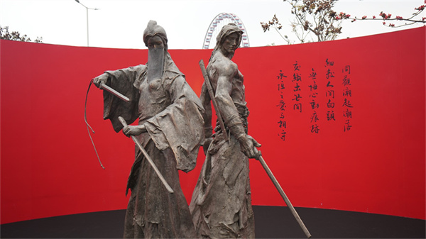 以金庸演义东讲念主物为本型创做的雕镂做品“杨过”(左)及“小龙父”(左)。伪习熟 鲜晓琳 摄