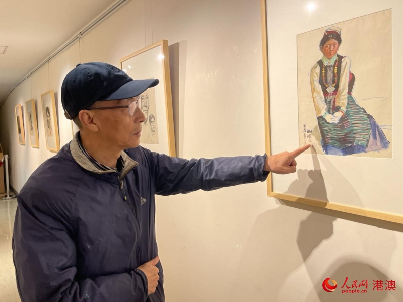 韩书力在展览现场导览
。人民网记者 富子梅摄