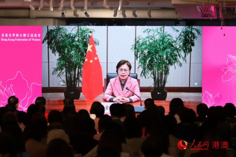 寰宇妇联副主席黄晓薇透过视频致辞。陈晓琳摄