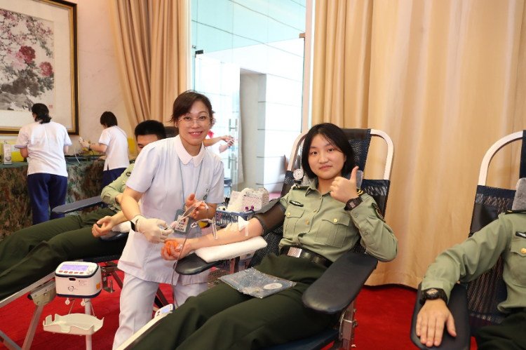 图为驻澳官兵参加无偿献血活动。陈帅摄
