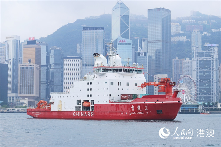 “雪龙2”号驶入香港尖沙咀海运码头。（人民网 吴宇扬扬 摄）