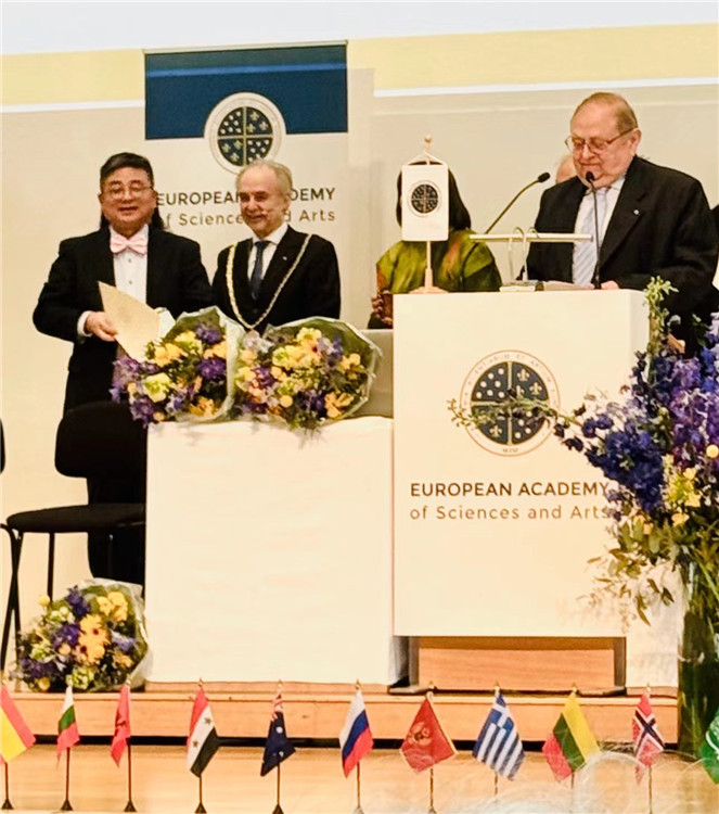朱依谆讲座教授（左一）在主席台接受院士证书�。当选国家重大研究计划（973）首席科学家	、欧洲</p><p style=