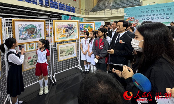 图为画展开幕现场，孩子们为嘉宾导赏自己的作品。人民网记者 富子梅摄