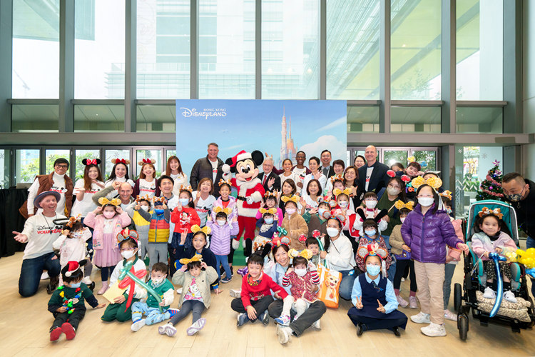 香港迪士尼向非牟利机构捐赠玩具，将爱心传递至社区各个角落。香港迪士尼乐园度假区供图