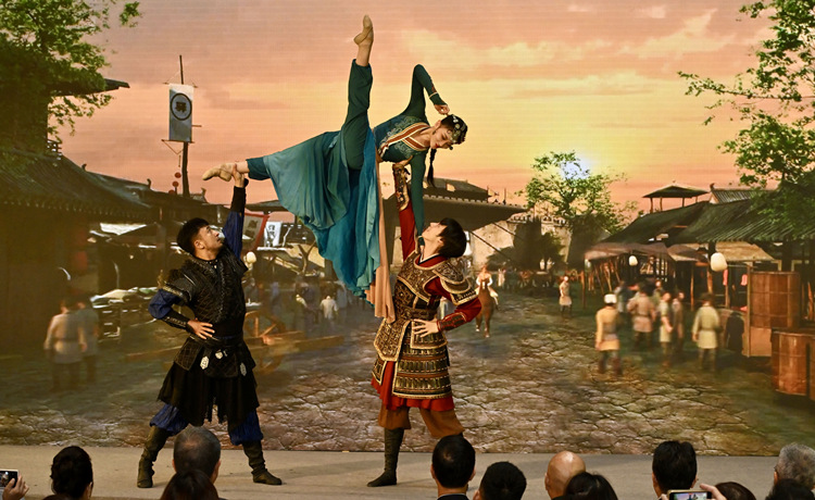 北京歌剧舞剧院演员于节目巡礼示范献艺舞剧《五星出东方》选段。香港特区政府康乐及文化事务署供图