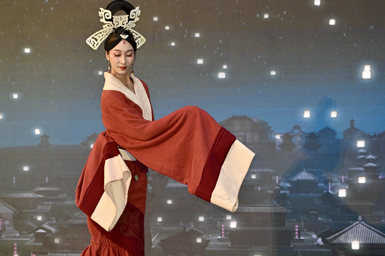 北京歌剧舞剧院演员于节目巡礼示范献艺舞剧《五星出东方》选段。香港特区政府康乐及文化事务署供图