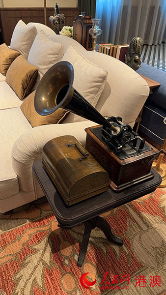 图为依然能播放音乐的古旧唱机。人民网记者 富子梅摄