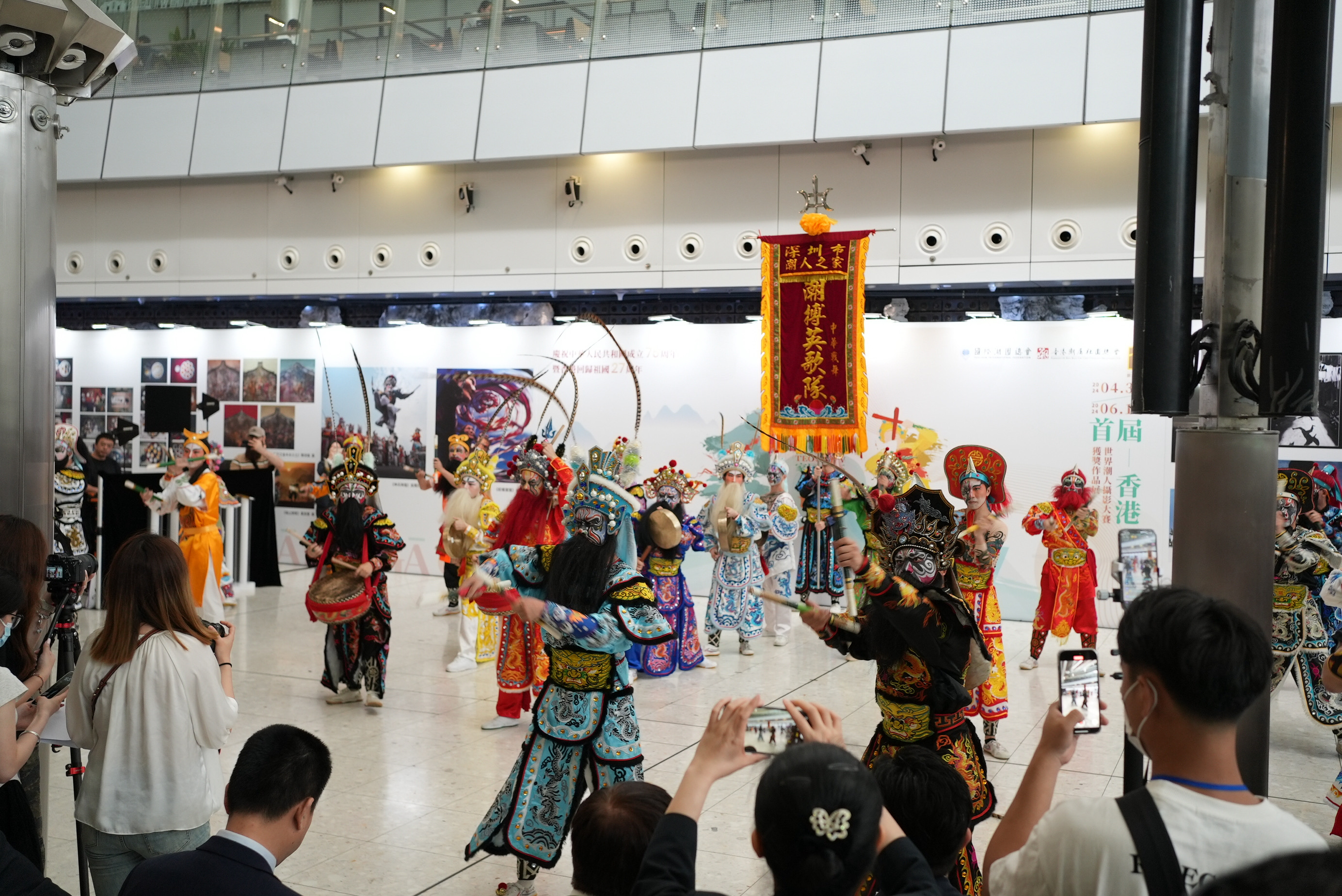 展览开幕当天举办潮汕英歌舞表演，吸引大批旅客围观。主办方供图