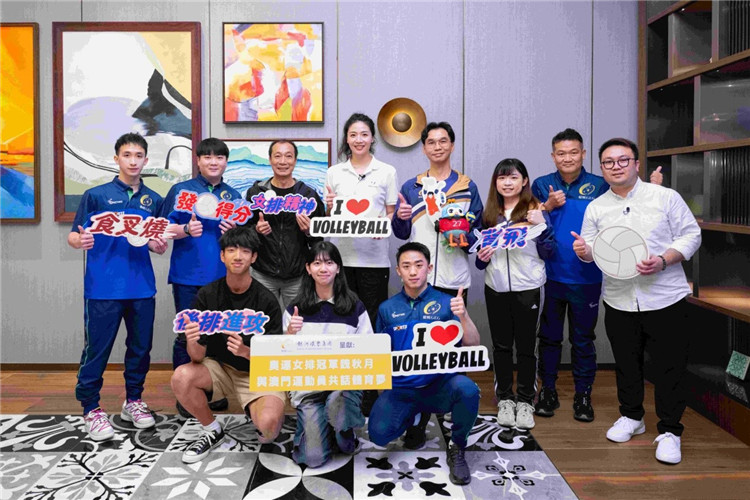  The picture shows Wei Qiuyue (fourth from the left in the back row) taking a group photo with representatives of Macao's sports industry. (Picture provided by the sponsor)