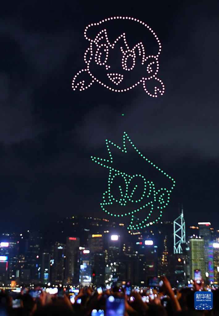  On May 25, UAVs pieced together the classic character pattern of "Doraemon" over Victoria Harbour. Photographed by Chen Duo, reporter of Xinhua News Agency