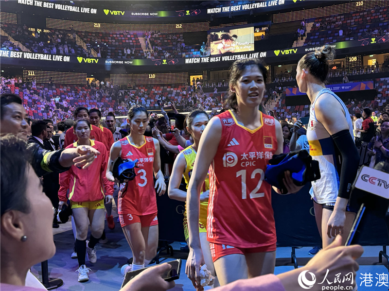 图为澳门站最后一场中国女排对阵意大利女排赛后，中国女排走出赛场。（本报记者富子梅摄）