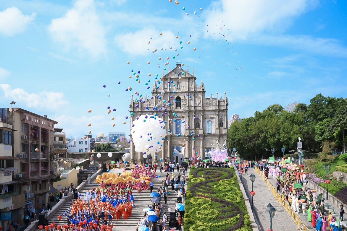  The scene of a large-scale festival event held at the memorial archway of Da Sanba in Macao. Courtesy of the Office of the Director General of the Department of Social Culture of the Macao Special Administrative Region