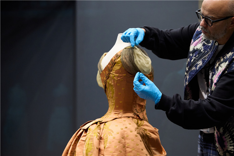 布展团队正在为“法国百年时尚“展览做准备。附以金丝、其余珍品还包括由英国设计师查尔斯·弗莱德里克·沃斯设计的裙装（约1885年）�、目前	，</p><center><tt dir=