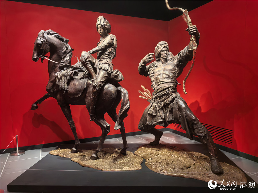香港文化博物馆展出的金庸武侠人物雕塑――郭靖、黄蓉。人民网 杨春燕摄