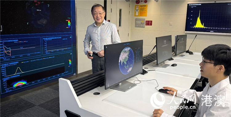图为张可可（左）在“澳科一号”卫星的“心脏”澳科卫星科学与应用数据中心。（本报记者富子梅摄）
