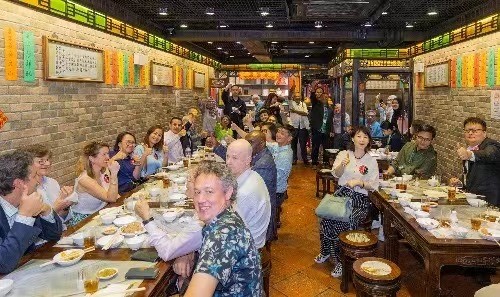 会展客商走进澳门社区品味性情好意思食97播播。澳门特区招商投资促进局供图