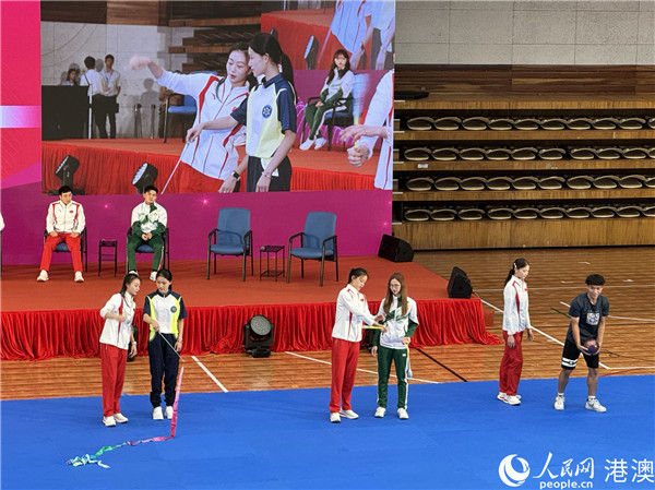 澳门后生跟艺术体操国手们现场学习看成绝色诱惑。东说念主民网 记者富子梅摄