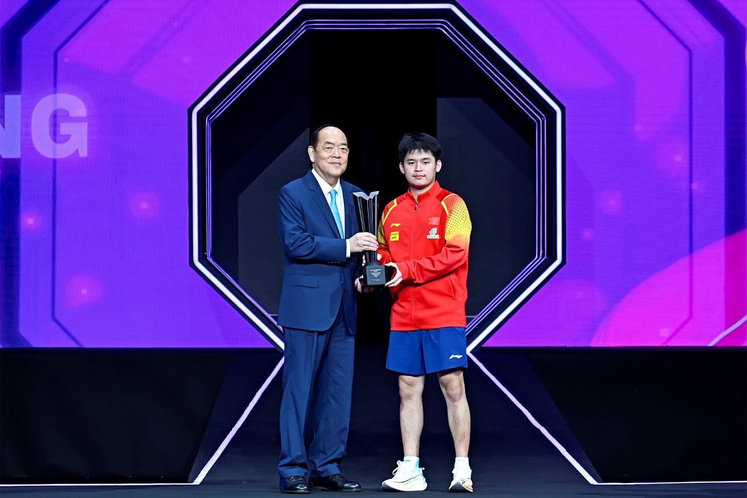  The picture shows He Yicheng, Chief Executive of Macao SAR, attending the award ceremony of "WTT Macao Championship 2024". (Picture provided by the Sports Bureau of Macao SAR Government)