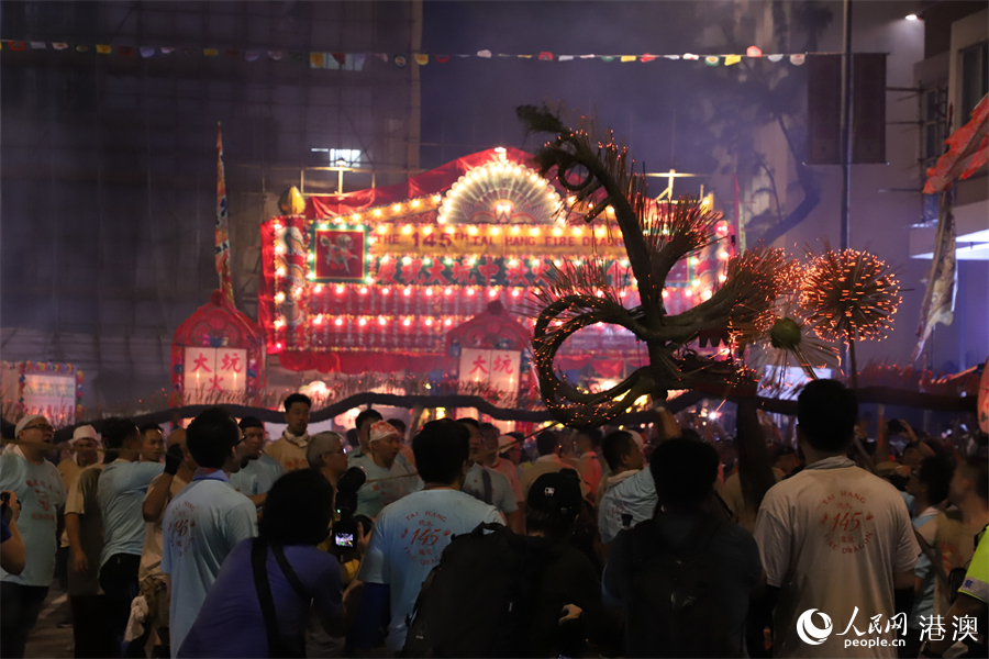  In Tai Hang, Hong Kong, the "Tai Hang Fire Dragon Dance" was staged for three consecutive days from the 16th. Photographed by Yan Xiaojing on People's Daily Online