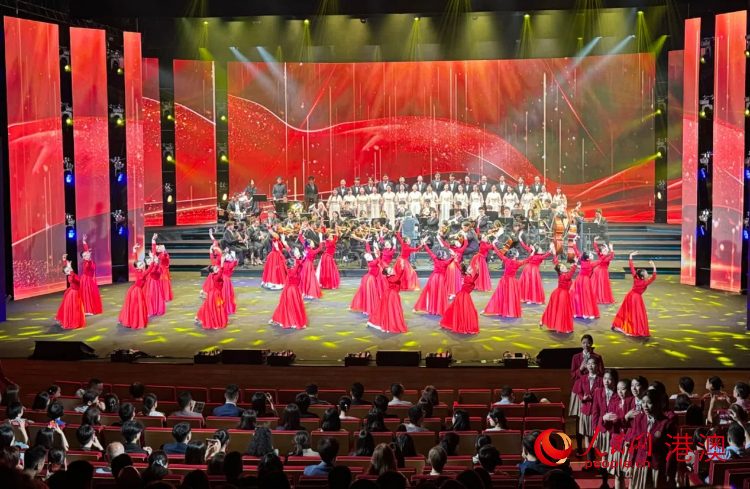  The picture shows the opening song and dance performance "Ode to the Red Flag". Photographed by Fu Zimei, a reporter of People's Daily Online