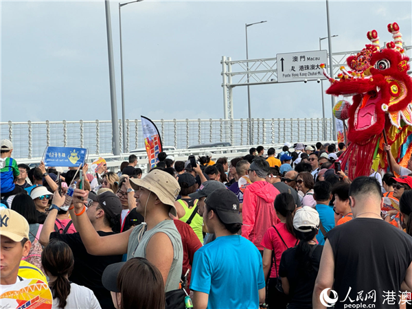 市民们开心地与大桥合影。人民网记者 富子梅摄