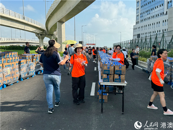 志愿者们在终点处为市民发放瓶装水。人民网记者 富子梅摄