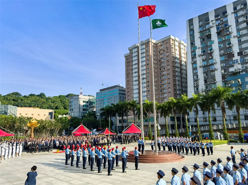 10月1日8时澳门特区隆重举行升国旗仪式。（郑嘉伟摄）